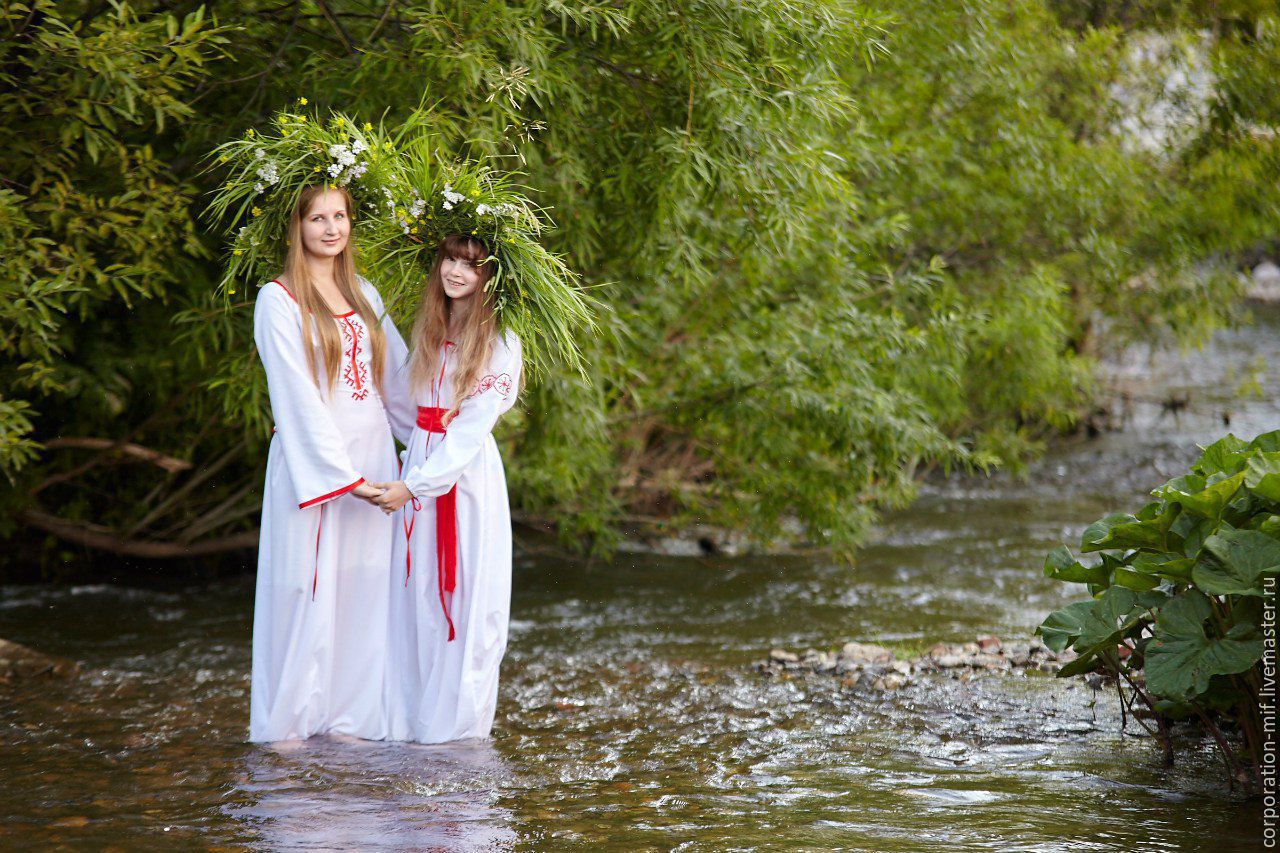 Women in Slavic costumes in Nicosia